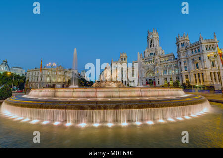 Die Plaza de Cibeles mit dem Palast der Kommunikation und dem Teatro Real in Madrid bei Nacht Stockfoto