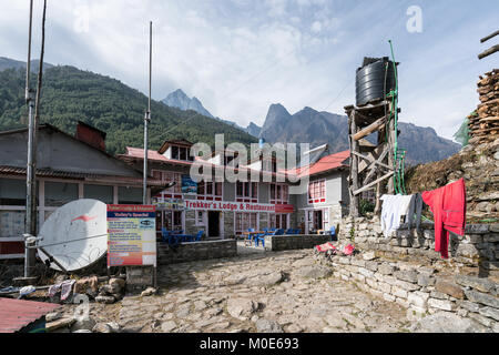 Blick auf die Stadt in Phakding, Nepal Stockfoto