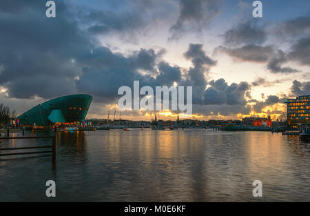 Amsterdam, Niederlande, 16. Dezember 2017: Panorama der Oosterdokgracht im Zentrum von Amsterdam mit NEMO Science Museum auf der linken Seite Stockfoto