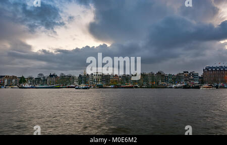 Amsterdam, Niederlande, 16. Dezember 2017: Die charakteristischen Kanalhäusern und günstig chartern Schiffe entlang der Oosterdokgracht in der Altstadt von Amsterdam. Stockfoto