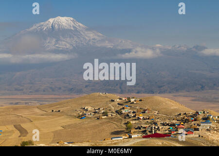 Der Berg Ararat und einem kurdischen Dorf in der Türkei Stockfoto