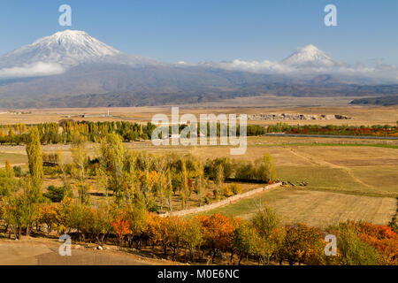 Blick auf die beiden Gipfel des Ararat im Herbst. Stockfoto