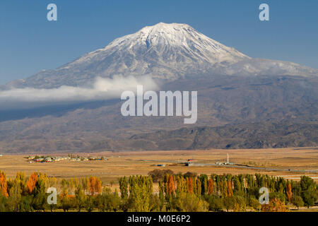 Mount Ararat und kurdische Dörfer im Vordergrund. Stockfoto