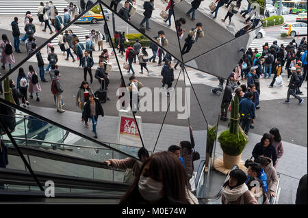 31.12.2017, Tokyo, Japan, Asien - Fußgänger sind in den verspiegelten Eingang der Tokyu Plaza Omotesando Shopping Mall in Tokyos Harajuku di wider Stockfoto