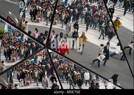 31.12.2017, Tokyo, Japan, Asien - Fußgänger sind in den verspiegelten Eingang der Tokyu Plaza Omotesando Shopping Mall in Tokyos Harajuku di wider Stockfoto