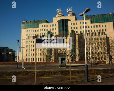 Der MI6-Gebäude an der Vauxhall, vom Bahnhof genommen Stockfoto