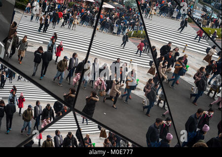 31.12.2017, Tokyo, Japan, Asien - Fußgänger sind in den verspiegelten Eingang der Tokyu Plaza Omotesando Shopping Mall in Tokyos Harajuku di wider Stockfoto