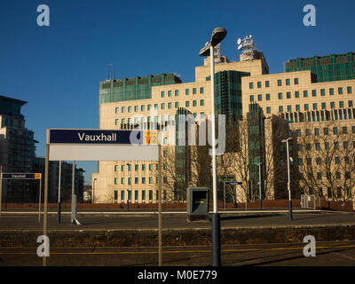 Der MI6-Gebäude an der Vauxhall, vom Bahnhof genommen Stockfoto