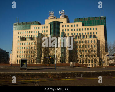 Der MI6-Gebäude an der Vauxhall, vom Bahnhof genommen Stockfoto