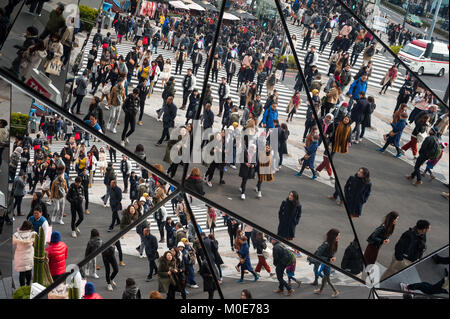 31.12.2017, Tokyo, Japan, Asien - Fußgänger sind in den verspiegelten Eingang der Tokyu Plaza Omotesando Shopping Mall in Tokyos Harajuku di wider Stockfoto