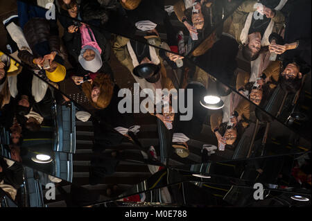 31.12.2017, Tokyo, Japan, Asien - Menschen sind in den verspiegelten Eingang der Tokyu Plaza Omotesando Shopping Mall in Tokyos Harajuku dictric wider Stockfoto