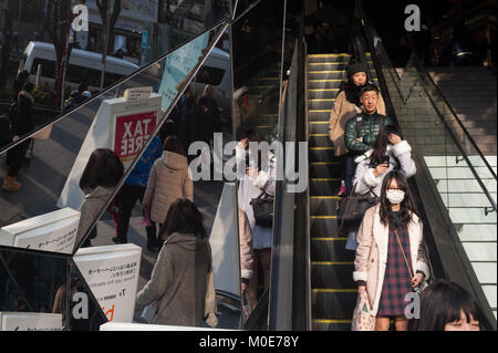 31.12.2017, Tokyo, Japan, Asien - Menschen sind in den verspiegelten Eingang der Tokyu Plaza Omotesando Shopping Mall in Tokyos Harajuku dictric wider Stockfoto