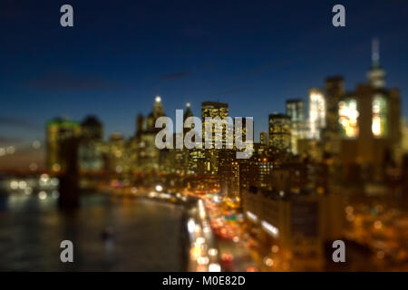Skyline von New York City Lichter in der Nacht mit den bunten Lichtern der downtown Wolkenkratzer mit unscharfen Hintergrund bokeh Effect Stockfoto