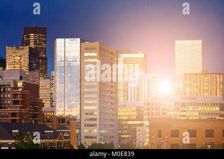 Denver Colorado Downtown Skyline Gebäude mit das warme Glühen des Sonnenlicht durch die Wolkenkratzer Stockfoto