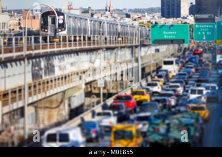 New York City Rush Hour Traffic Jam auf die Williamsburg Bridge in Brooklyn, New York City mit Autos, Bussen, Taxis und U-Bahn verschwommenen Hintergrund Stockfoto