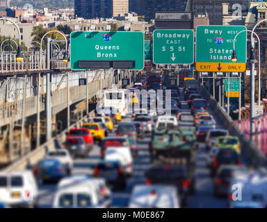 Rush Hour Traffic Jam auf die Williamsburg Bridge in Brooklyn, New York City verschwommenen Hintergrund Stockfoto