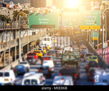 Rush Hour Traffic Jam von Autos, Busse, Taxis und Lkw auf die Williamsburg Bridge in Brooklyn, New York City mit den bunten Glühen des Tageslicht in der Stockfoto