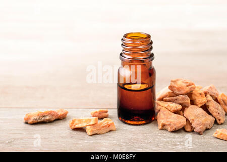 Styrax benzoin Tinktur in die Flasche extrahieren Stockfoto