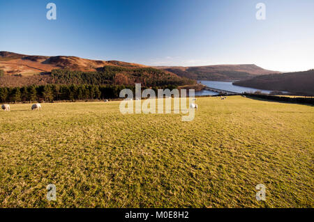 Auf der Suche von Alston Hügel über Ladybower Reservoir in Richtung Bamford Kante im Peak District National Park Stockfoto