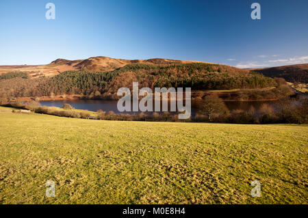 Auf der Suche von Alston Hügel über Ladybower Reservoir in Richtung Whinstone Lee Tor im Peak District National Park Stockfoto