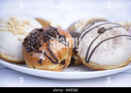 Viele bunte Donut Aromen in Big Dish Stockfoto