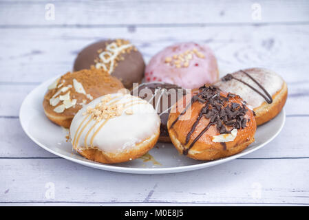 Viele bunte Donut Aromen in Big Dish Stockfoto