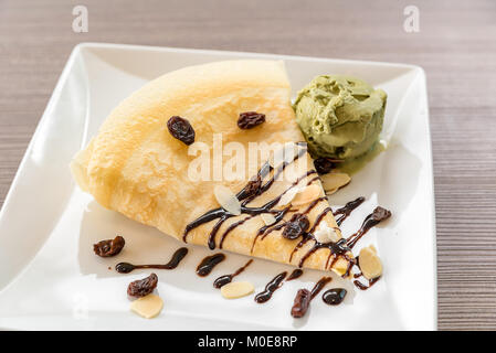 Flor mit Grüntee-Eis mit Schokoladensauce Stockfoto