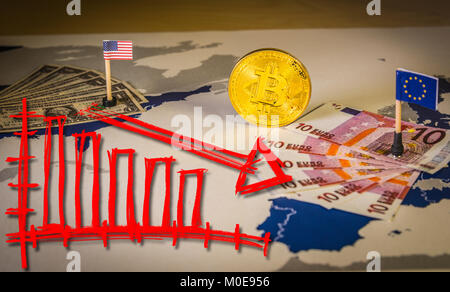 Finanzielle Baissemarkt fallende Konzept mit bitcoin über eine Karte zwischen den USA und der EU, Flaggen und dollar euro Rechnungen. Eine rote Karte und dem Pfeil nach unten. Cryptocurren Stockfoto