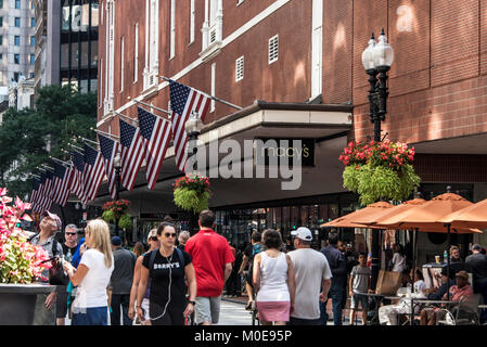 Boston, MA USA 06.09.2017 Macy's Shopping Mall Store mit Menschen zu Fuß und amerikanische Flagge schwenken Stockfoto