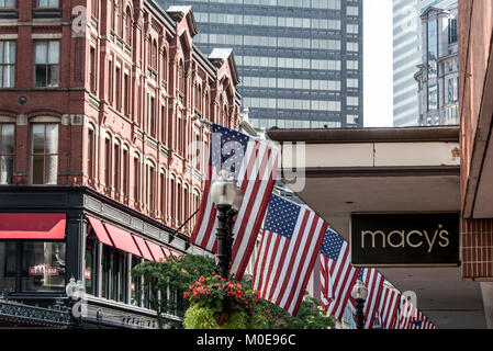 Boston, MA USA 06.09.2017 Macy's Shopping Mall Store mit Menschen zu Fuß und amerikanische Flagge schwenken Stockfoto