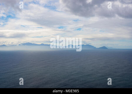 Südafrika Küste mit herrlichem Dunst und Nebel über dem Ozean, Cape Agulhas, Cape Peninsula, Cape Town, Reiseziel. Dramatische Himmel im Winter. Stockfoto