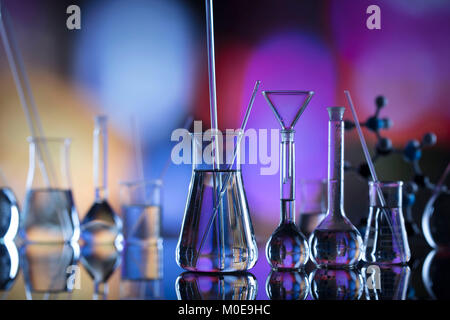 Wissenschaft Konzept Hintergrund. Mikroskop und Laborglas Komposition. Bokeh Hintergrund. Stockfoto