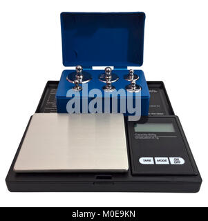Digitale Waage mit Stahl Kalibrierung Gewichte im Blue Box aus Kunststoff. Isoliert. Stockfoto