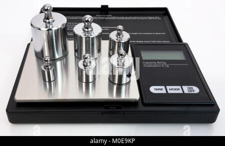 Digitale Waage mit Stahl Kalibriergewichte. Isoliert. Stockfoto