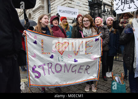 Whitehall, London, UK. 21. Januar 2018. Time's Up Rally, Frauen März gegenüber der Downing Street in London. Eine Rallye neue zu "der Kampf für Gleichheit und Gerechtigkeit" Credit: Matthew Chattle/Alamy leben Nachrichten Stockfoto