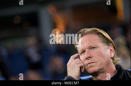 Datei - Datei Bild vom 08. September 2017 mit dem Hamburger SV (HSV) Cheftrainer Markus Gisdol an der Seitenlinie stehen vor der deutschen Bundesliga Fußballspiel zwischen dem Hamburger SV und RB Leipzig im Volkspark Stadion in Hamburg, Deutschland. Foto: Daniel Reinhardt/dpa Stockfoto