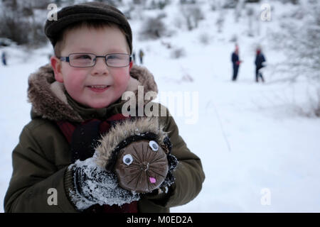 Selkirk, Marktplatz/Selkirk Hill, Großbritannien. 21. Jan. 2018. 11 Selkirk Haggis Hunt Bildunterschrift: Ein junger Jäger zeigt stolz seinen Fang nach dem Besuch der Weltberühmten Selkirk Haggis Hunt, sein 10-jähriges Jubiläum feierte im Jahr 2017 und historischen Aufzeichnungen gefunden, die Dokumentation einer Jagd in Selkirk gehalten so früh wie 2003. Heute über 340 Anhänger braved die Elemente zusammen mit 20 Hunden auf der Suche nach dem schwer Fassbaren seltene prime Selkirk Haggis, gute Zahlen, wo auf dem Hügel trotz der jüngsten schlechten Wetter gefunden. (Foto: Rob Grau) Stockfoto