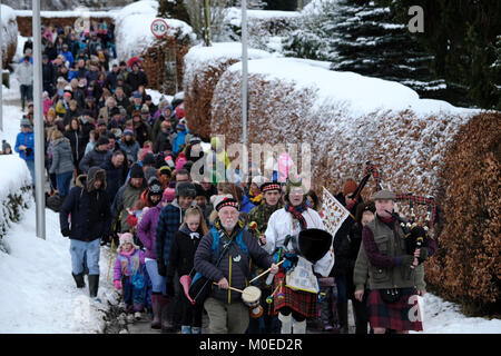 Selkirk, Marktplatz/Selkirk Hill, Großbritannien. 21. Jan. 2018. 11 Selkirk Haggis Hunt Bildunterschrift: Haggis Jäger in Richtung des Hügels an der Weltberühmten Selkirk Haggis Hunt, ihr 10-jähriges Jubiläum 2017 gefeiert und historischen Aufzeichnungen gefunden worden sind, dokumentieren eine Jagd in Selkirk gehalten so früh wie 2003. Heute über 340 Anhänger braved die Elemente zusammen mit 20 Hunden auf der Suche nach dem schwer Fassbaren seltene prime Selkirk Haggis, gute Zahlen, wo auf dem Hügel trotz der jüngsten schlechten Wetter gefunden. (Foto: Rob Grau) Stockfoto