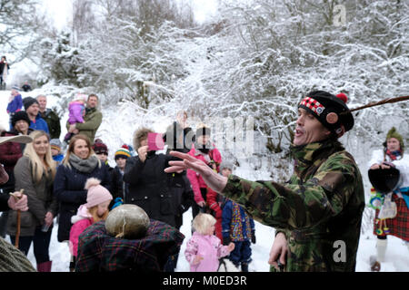 Selkirk, Marktplatz/Selkirk Hill, Großbritannien. 21. Jan. 2018. 11 Selkirk Haggis Hunt Bildunterschrift: Weiterleiten der Haggis und Matthew Burgess gibt die Adresse an der Weltberühmten Selkirk Haggis Hunt, feierte sein 10-jähriges Jubiläum 2017 und historischen Aufzeichnungen gefunden worden sind, dokumentieren eine Jagd in Selkirk gehalten so früh wie 2003. Heute über 340 Anhänger braved die Elemente zusammen mit 20 Hunden auf der Suche nach dem schwer Fassbaren seltene prime Selkirk Haggis, gute Zahlen, wo auf dem Hügel trotz der jüngsten schlechten Wetter gefunden. (Foto: Rob Grau) Stockfoto