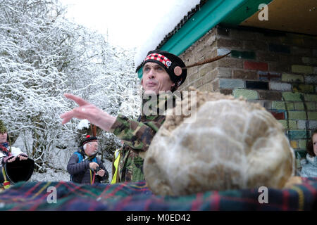 Selkirk, Marktplatz/Selkirk Hill, Großbritannien. 21. Jan. 2018. 11 Selkirk Haggis Hunt Bildunterschrift: Weiterleiten der Haggis und Matthew Burgess gibt die Adresse an der Weltberühmten Selkirk Haggis Hunt, feierte sein 10-jähriges Jubiläum 2017 und historischen Aufzeichnungen gefunden worden sind, dokumentieren eine Jagd in Selkirk gehalten so früh wie 2003. Heute über 340 Anhänger braved die Elemente zusammen mit 20 Hunden auf der Suche nach dem schwer Fassbaren seltene prime Selkirk Haggis, gute Zahlen, wo auf dem Hügel trotz der jüngsten schlechten Wetter gefunden. (Foto: Rob Grau) Stockfoto