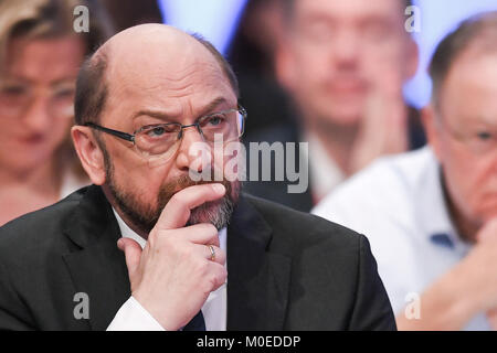 Bonn, Deutschland. 21 Jan, 2018. Der SPD-Vorsitzende Martin Schulz während der außerordentlichen Parteitag der SPD in Bonn, Deutschland, 21. Januar 2018. SPD (Sozialdemokratische Partei Deutschlands) Delegierten während des Konvents auf, ob die SPD mit der Union Alliance in Koalitionsverhandlungen engagieren sollten. Credit: Federico Gambarini/dpa/Alamy leben Nachrichten Stockfoto