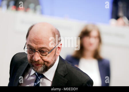 Bonn, Deutschland. 21 Jan, 2018. Der SPD-Vorsitzende Martin Schulz während der außerordentlichen Parteitag der SPD in Bonn, Deutschland, 21. Januar 2018. SPD (Sozialdemokratische Partei Deutschlands) Delegierten während des Konvents auf, ob die SPD mit der Union Alliance in Koalitionsverhandlungen engagieren sollten. Credit: Kay Nietfeld/dpa/Alamy leben Nachrichten Stockfoto