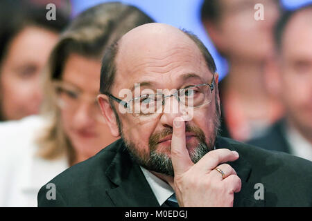 Bonn, Deutschland. 21 Jan, 2018. Der SPD-Vorsitzende Martin Schulz während der außerordentlichen Parteitag der SPD in Bonn, Deutschland, 21. Januar 2018. SPD (Sozialdemokratische Partei Deutschlands) Delegierten während des Konvents auf, ob die SPD mit der Union Alliance in Koalitionsverhandlungen engagieren sollten. Credit: Federico Gambarini/dpa/Alamy leben Nachrichten Stockfoto