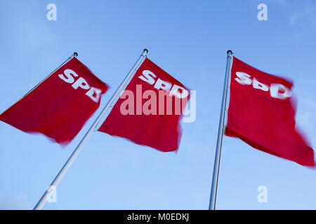 Bonn, Deutschland. 21 Jan, 2018. Flaggen während der außerordentlichen Parteitag der SPD in Bonn, Deutschland, 21. Januar 2018 winken. SPD (Sozialdemokratische Partei Deutschlands) Delegierten während des Konvents auf, ob die SPD mit der Union Alliance in Koalitionsverhandlungen engagieren sollten. Credit: Kay Nietfeld/dpa/Alamy leben Nachrichten Stockfoto