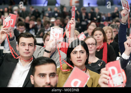 Bonn, Deutschland. 21 Jan, 2018. Die Delegierten ihre Stimmabgabe während der außerordentlichen Parteitag der SPD in Bonn, Deutschland, 21. Januar 2018. SPD (Sozialdemokratische Partei Deutschlands) Delegierten während des Konvents auf, ob die SPD mit der Union Alliance in Koalitionsverhandlungen engagieren sollten. Credit: Kay Nietfeld/dpa/Alamy leben Nachrichten Stockfoto