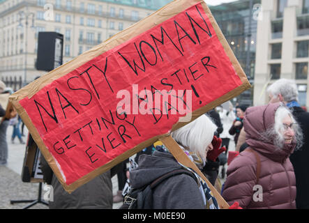 Berlin, Deutschland. 21 Jan, 2018. Die Demonstranten vor dem Brandenburger Tor während der Demonstration "Women's März" in Berlin, Deutschland, 21. Januar 2018 Stellung. Die Teilnehmer kämpfen für die Rechte der Frauen in der ganzen Welt protestieren. Die Farbe Rosa ist sichtbar, der Aktivist unterzeichnen. Credit: Paul Zinken/dpa/Alamy leben Nachrichten Stockfoto