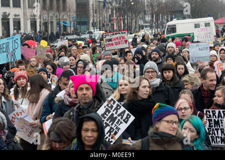 Berlin, Deutschland. 21 Jan, 2018. Die Demonstranten vor dem Brandenburger Tor während der Demonstration "Women's März" in Berlin, Deutschland, 21. Januar 2018 Stellung. Die Teilnehmer kämpfen für die Rechte der Frauen in der ganzen Welt protestieren. Die Farbe Rosa ist sichtbar, der Aktivist unterzeichnen. Credit: Paul Zinken/dpa/Alamy leben Nachrichten Stockfoto