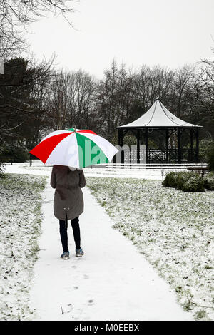 Leeds, Großbritannien. 21 Jan, 2018. Eine Frau geht in Dartmouth, Morley heute Nachmittag nach Schneefall in Leeds. Am 21. Januar 2018 berücksichtigt. Credit: Andrew Gardner/Alamy leben Nachrichten Stockfoto