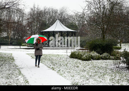 Leeds, Großbritannien. 21 Jan, 2018. Eine Frau geht in Dartmouth, Morley heute Nachmittag nach Schneefall in Leeds. Am 21. Januar 2018 berücksichtigt. Credit: Andrew Gardner/Alamy leben Nachrichten Stockfoto