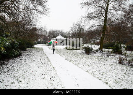 Leeds, Großbritannien. 21 Jan, 2018. Eine Frau geht in Dartmouth, Morley heute Nachmittag nach Schneefall in Leeds. Am 21. Januar 2018 berücksichtigt. Credit: Andrew Gardner/Alamy leben Nachrichten Stockfoto